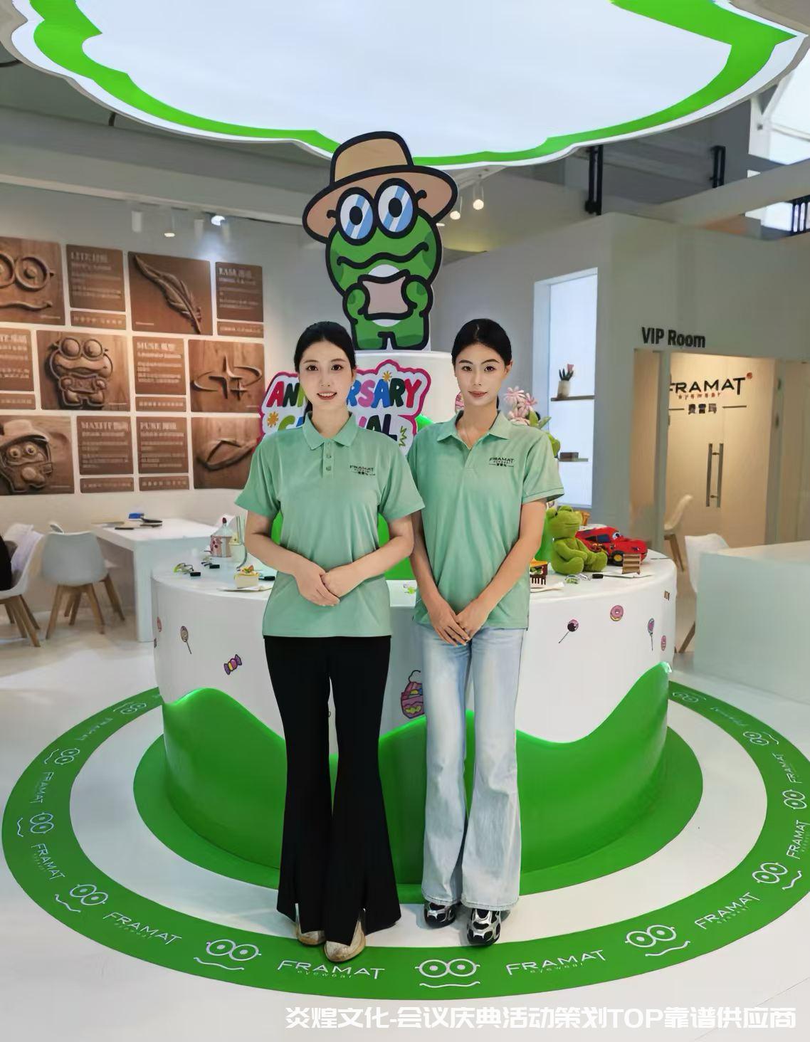 北京会场花艺布置多少钱？签到区、桌花和花墙报价明细